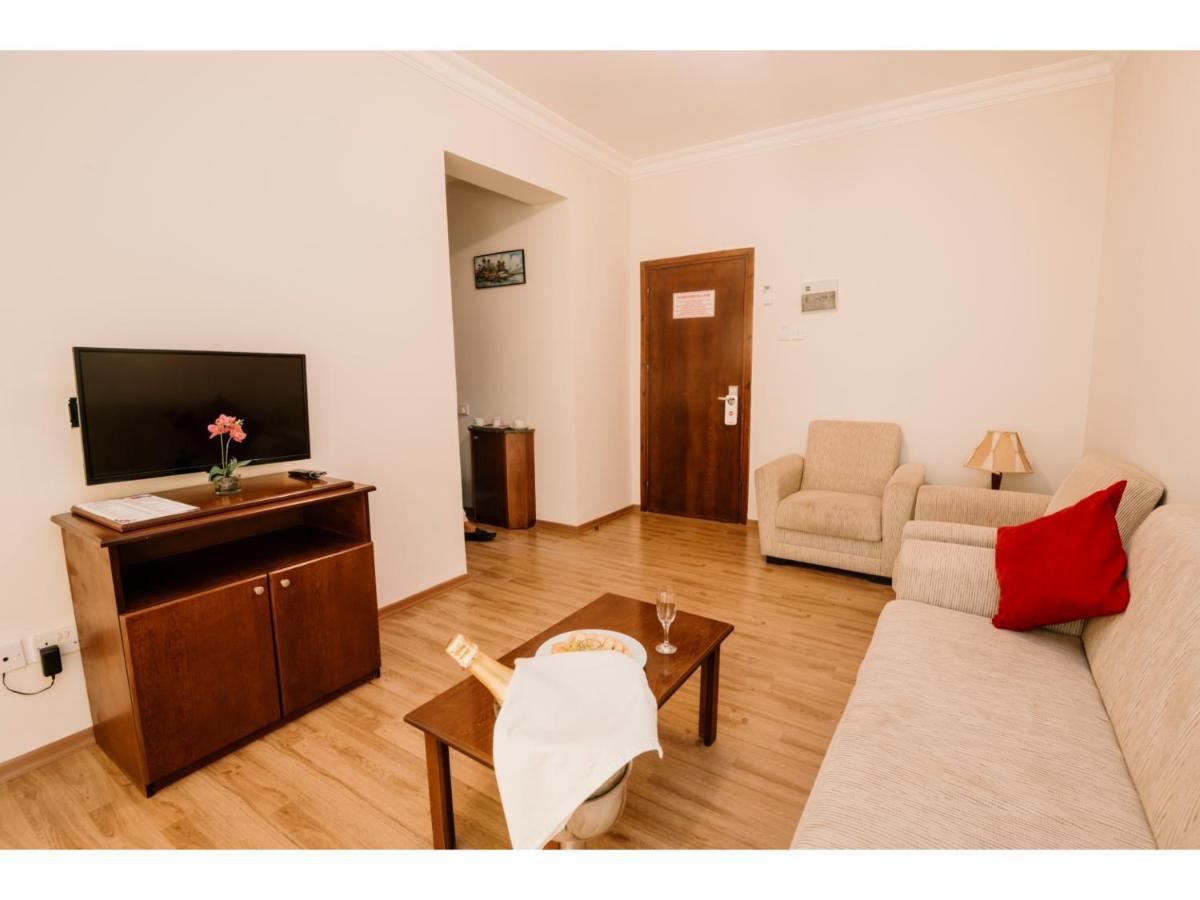 Sammy'S Hotel Кирения Екстериор снимка