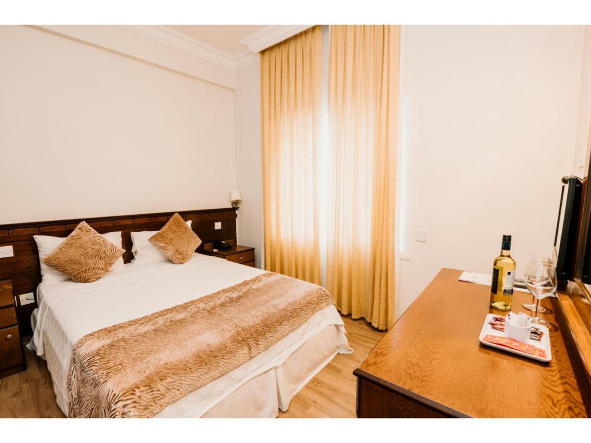 Sammy'S Hotel Кирения Екстериор снимка