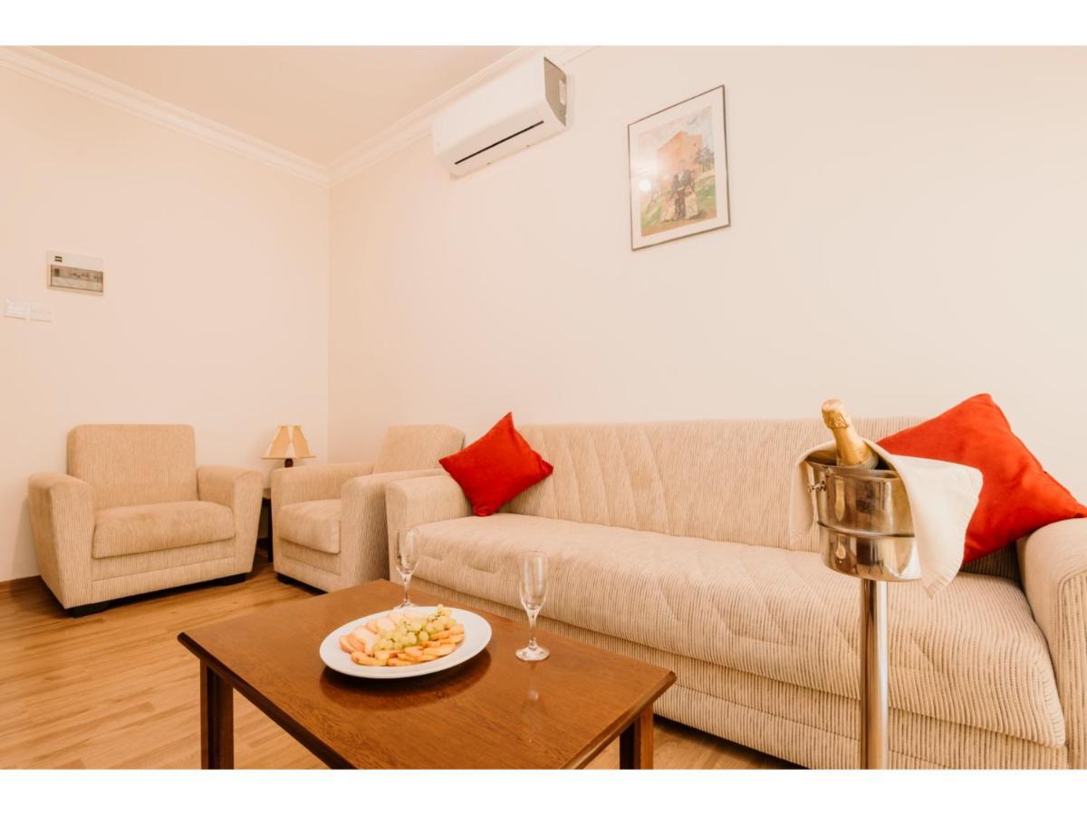 Sammy'S Hotel Кирения Екстериор снимка